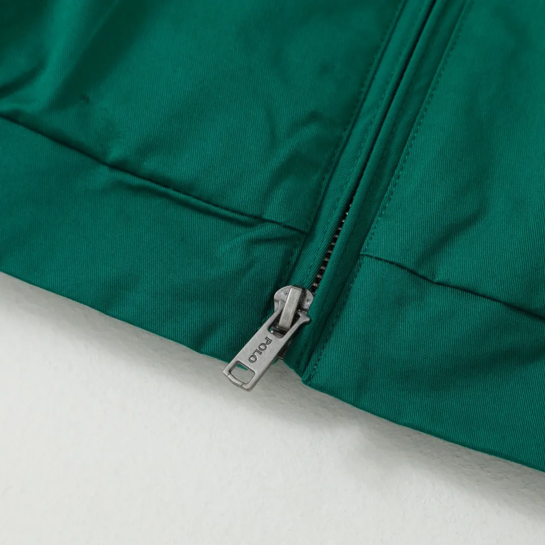 P350 #R25 Ralph Lauren/Ralph Lauren classic unisex old cadre zipper jacket RL12168 Same style as Yi Mengling Item number: RL12168 Recommended by many fashion bloggers, the Harrington jacket's lapel zipper windproof design perfectly blends casual style with street trend elements, making it very suitable for neutral wear. The fabric texture of the jacket is excellent and comfortable to wear. It is a very versatile and trendy jacket. Original development, 100% pure cotton fabric, exquisite embroidery, evergreen style for all seasons, feel free to buy it, retro will never go out of style!  Color: Khaki Black Navy Dark Green Brown Size: S/M/L/XL Length: 68/70/72/74 Bust: 128/132/136/140 Shoulder Width: 52/53/54/55